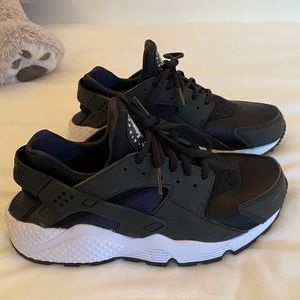 Very lightly used women’s white and black Nike Air Huarache size 8.5